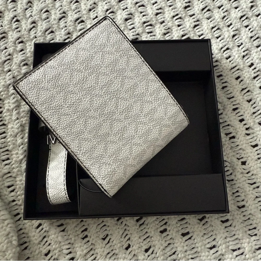 Michael Kors White & Silver Key & Card Holder